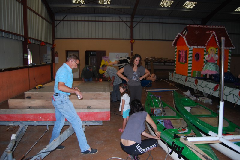 Préparation des chars , lumieres, arrangement, crépon, rouages ...